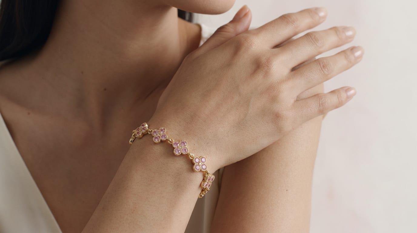 Poignet portant un bracelet à fleurs de zircons roses