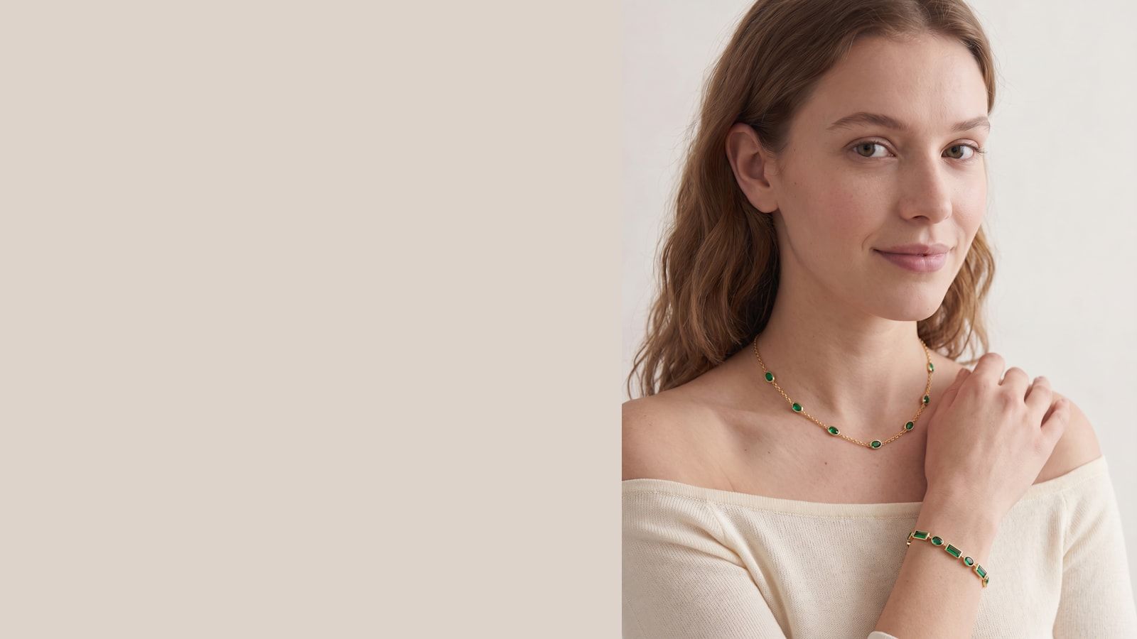 Femme portant un collier et des boucles d'oreilles assortis