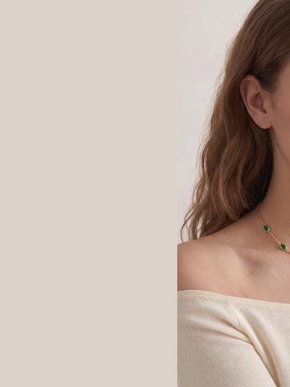 Femme portant un collier et des boucles d'oreilles assortis